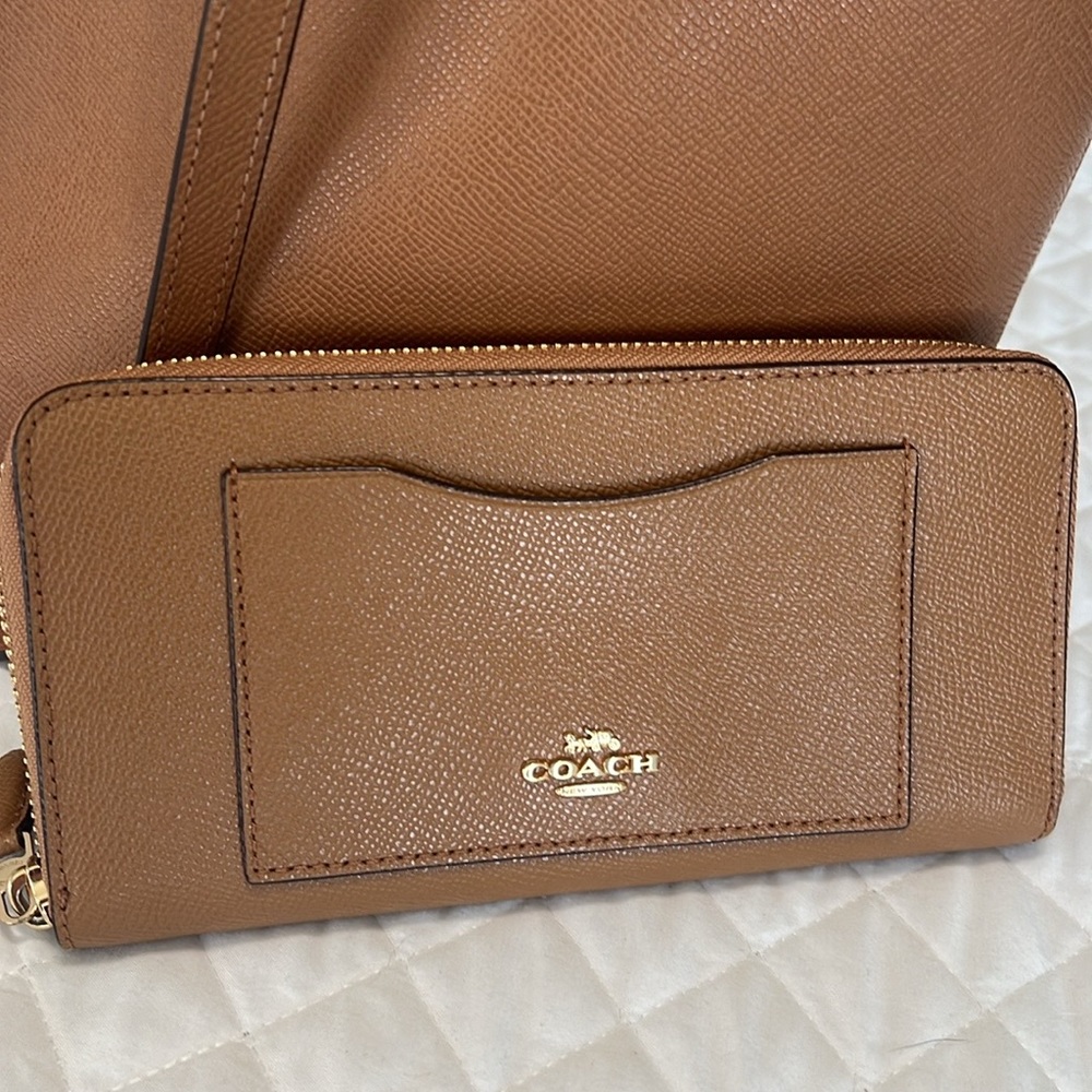 Coach Brown/Tan pebble leather zip wallet
